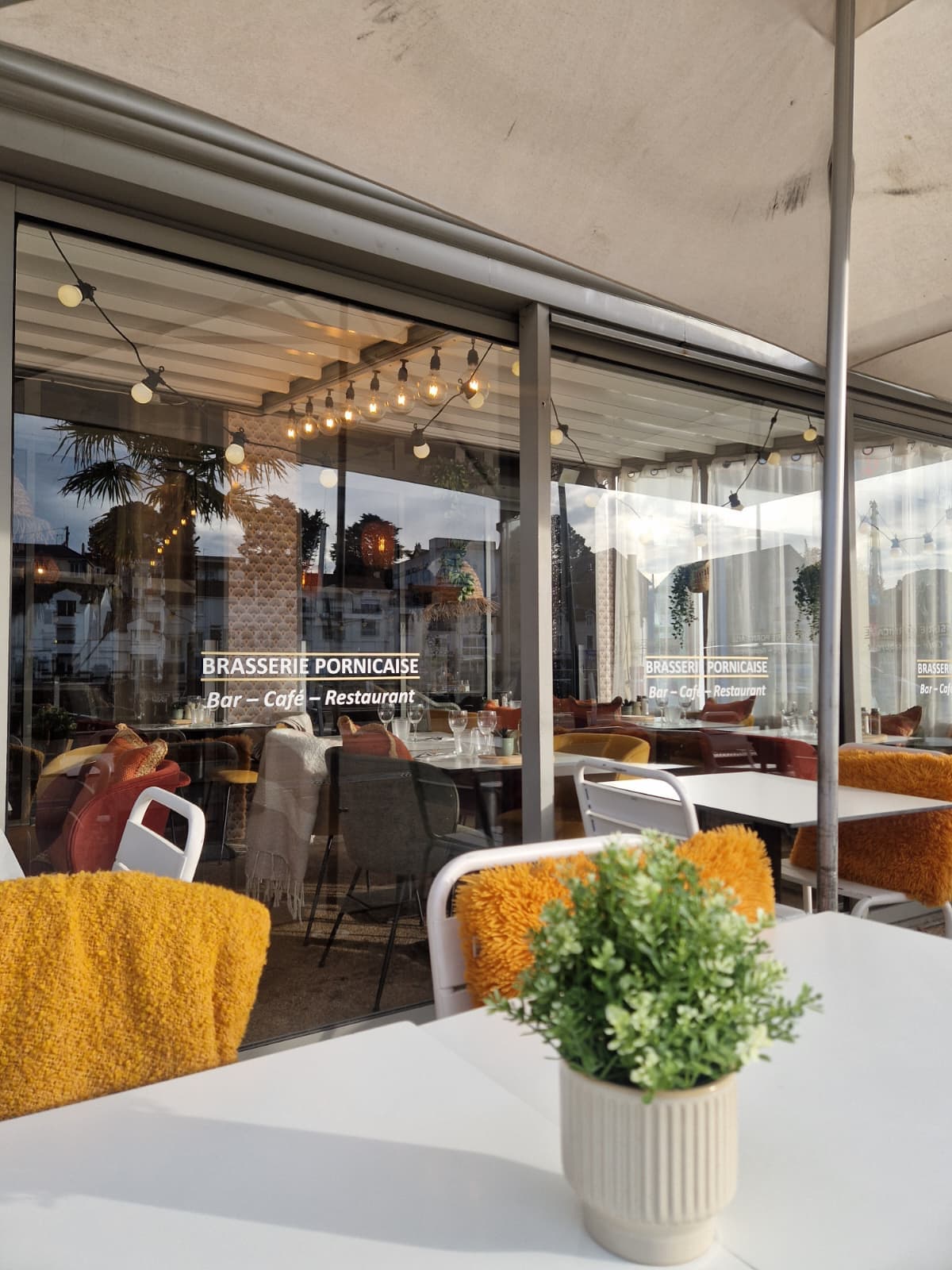 Terrasse couverte du restaurant Coeur et Creme a Pornic avec vue sur le port